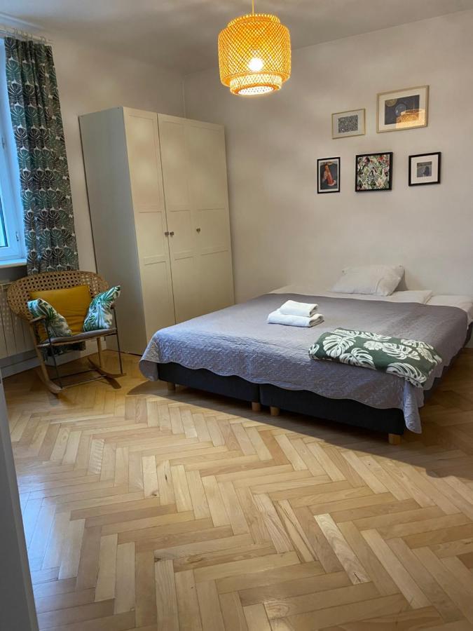 Slow Life Apartment Next To Metro Station Warsawa Bagian luar foto